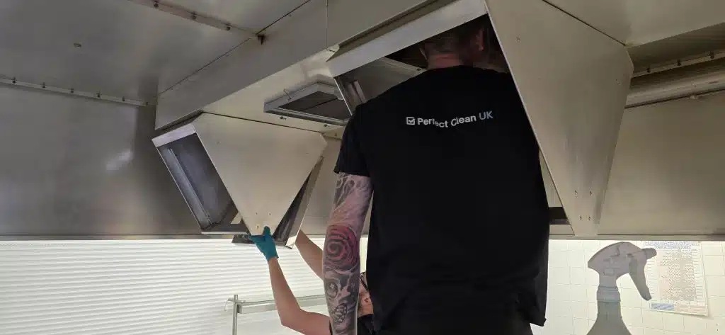 Do Kitchen Staff Have to Wear Masks UK: Essential Safety Rules